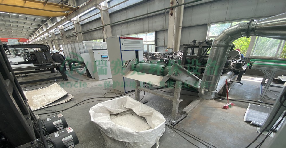 鄭州廢舊光伏板處理設(shè)備-瑞賽克機(jī)械-光伏板破碎分選設(shè)備